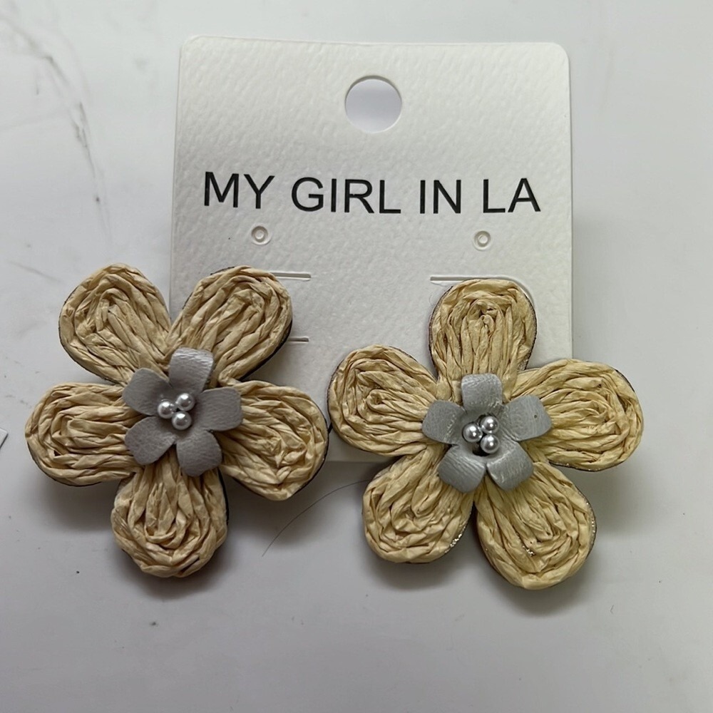 My Girl In LA Raffia Flower Stud Earrings Tan Grey Boho Floral AE10401 GRN